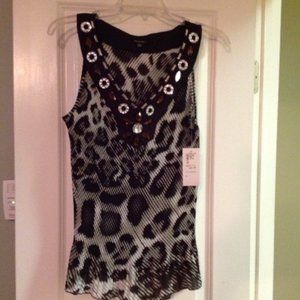 LIGHTWEIGHT SLEEVELESS PLISSE BLOUSE